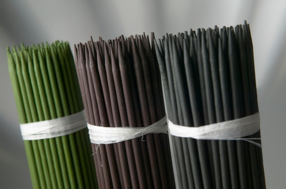 Unterschied: Kunststoff-, Bambus- & Glasfaser-Pflanzstöcke
